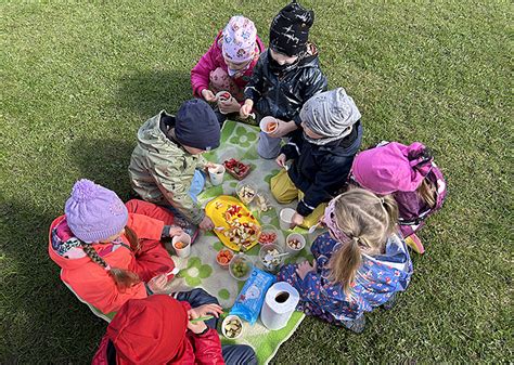 Vaikų darželio grupė su įvairiais ugdymo kampeliais