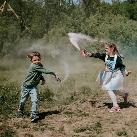 Nuotrauka vaikų, žaidžiančių lauke su šokinėjimo virve