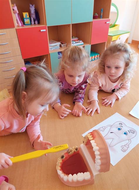 Vaikai mokosi valyti dantukus su dantų modeliu