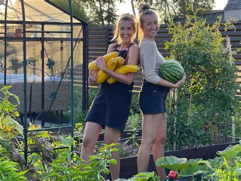 Sesės Jovita ir Lina savo darže