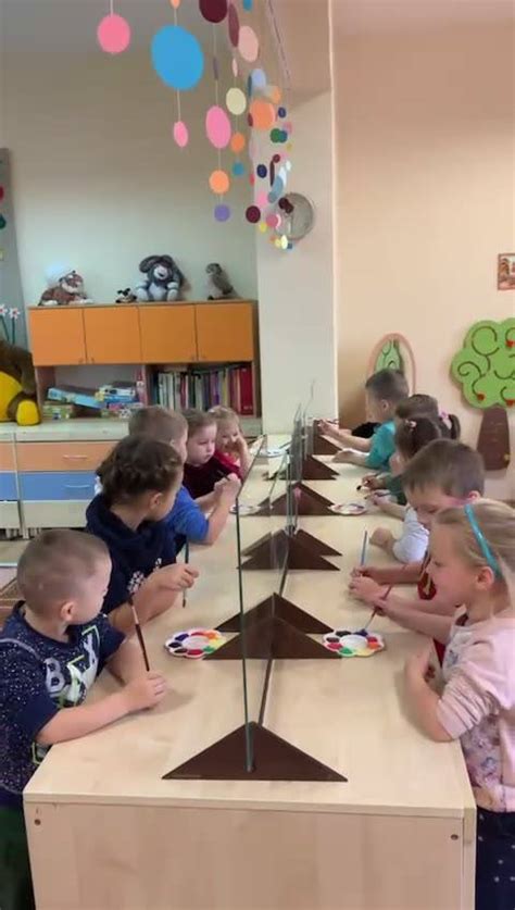 Vaikai, kuriantys rankdarbius