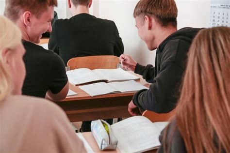 moksleiviai bibliotekoje dirba su kompiuteriais