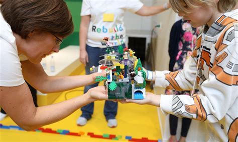 Vaikai su LEGO kaladėlėmis