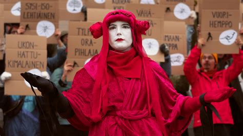 Molekulių judėjimo demonstracija su maistiniais dažikliais