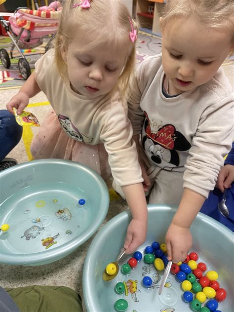 vaikai mokosi žaisdami su edukacinėmis priemonėmis