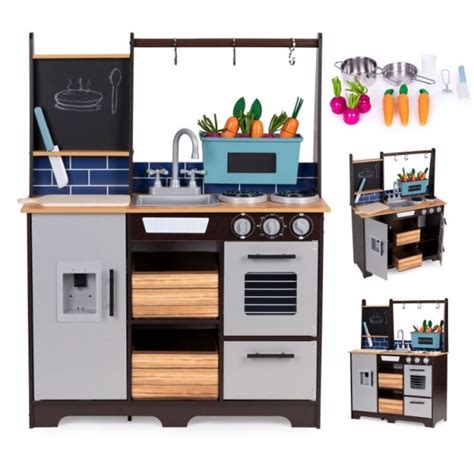 vaikas žaidžia su virtuvėlės priedais