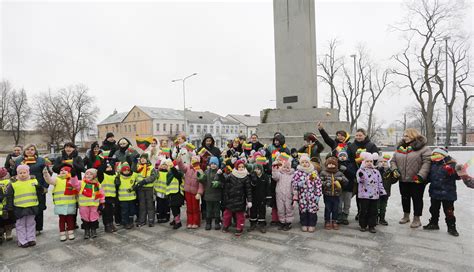 Vaikai, švenčiantys Vasario 16-ąją