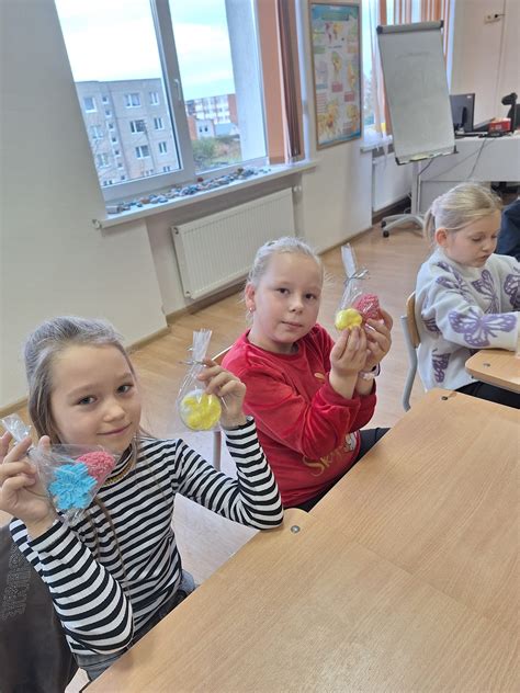 Vaikai užsiima edukacine veikla su obuoliais