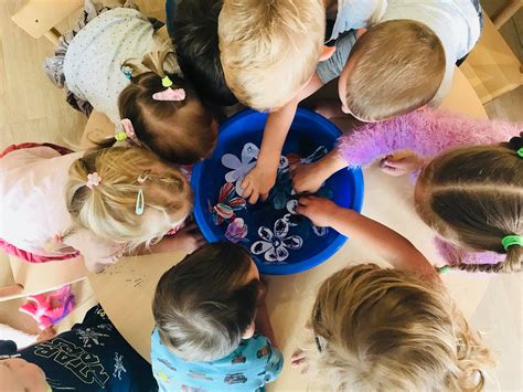 vaikai piešia ir kuria darželyje