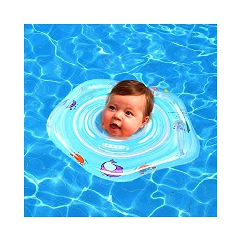 Kūdikis su plaukimo ratu ant kaklo