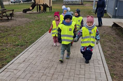 vaikai atlieka eksperimentus Žemės dienos proga