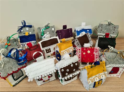 vaikai daro kalėdinius papuošimus