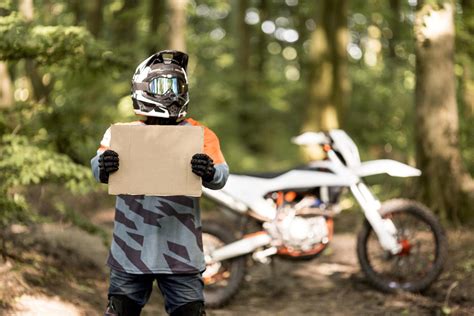vaikas važiuoja elektriniu krosiniu motociklu