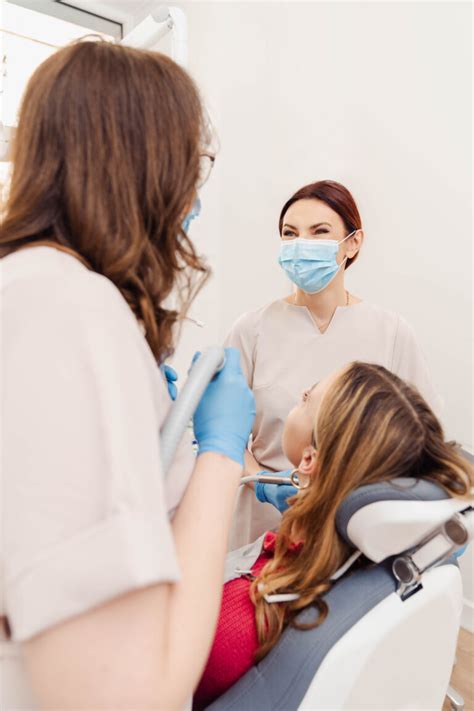 Odontologas apžiūri pacientą