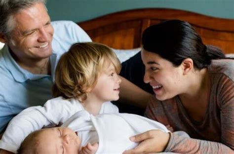 šeima bendrauja su vaiku