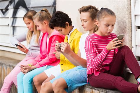 Vaikai su baigimo pažymėjimais