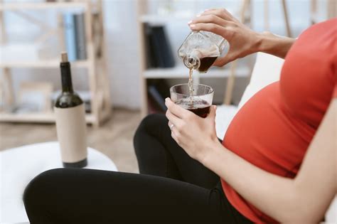 Schema, kaip alkoholis veikia vaisiaus vystymąsi nėštumo metu