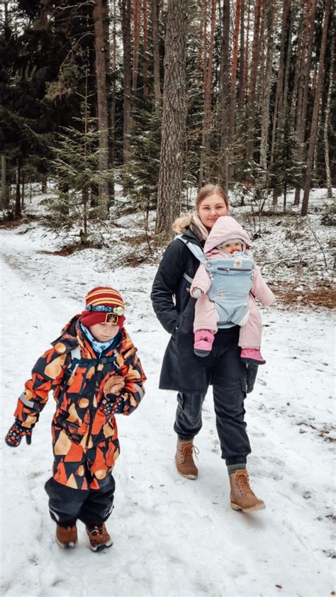 Šeima su vaikais gamtoje