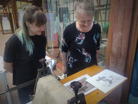 suaugusieji dalyvauja kūrybinėse dirbtuvėse