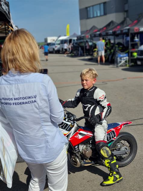 vaikas ant elektrinio motociklo