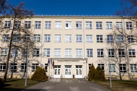 Tėvai ir mokytojai bendrauja mokyklos renginyje