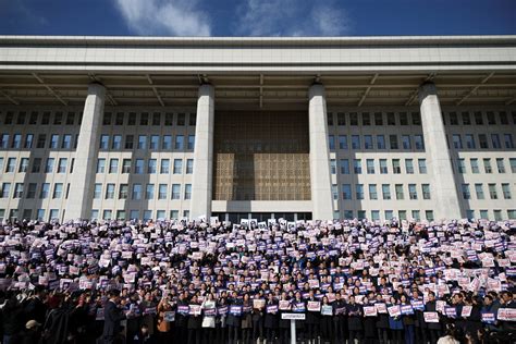Protestuotojai prie Pietų Korėjos Konstitucinio Teismo rūmų