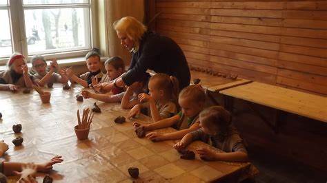 vaikai linksminasi edukacinėje programoje