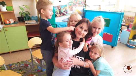 vaikų darželio auklėtoja su vaikais