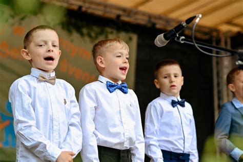 Vaikai, linksminasi darželio išleistuvių šventėje