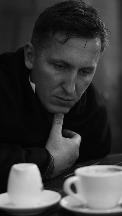 Nuotrauka, vaizduojanti moterį, besilaukiančią ir atliekančią echoskopiją