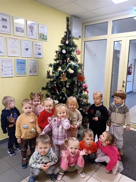 Vaikai dekoruoja kalėdinius žaisliukus