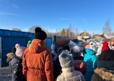 vaikai ekskursijoje didelių gabaritų atliekų surinkimo aikštelėje