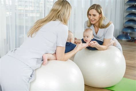 Vaikas, besinaudojantis kineziterapijos paslaugomis