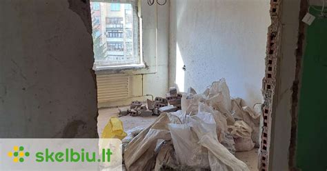 Statybininkai stato namą