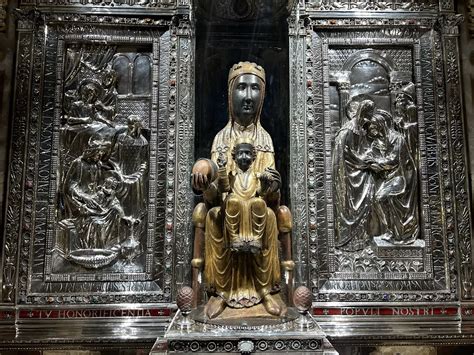 Juodosios Madonos statulėlė