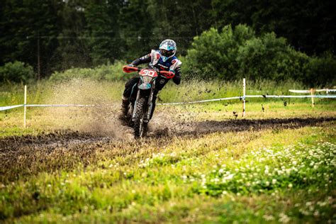 Enduro motociklininkas trasoje