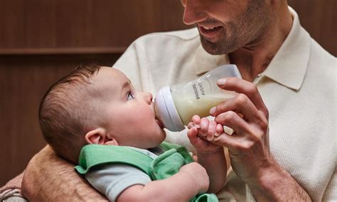 Kūdikis, valgantis mišinuką iš buteliuko