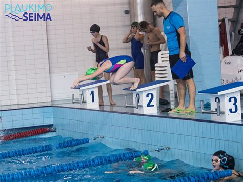 vaikai laimi plaukimo varžybas