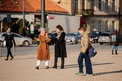 Pavasario gamtovaizdis su žydinčiais medžiais ir saulėta diena