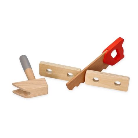 Vaiko rankos žaidžiančios su mediniais įrankiais