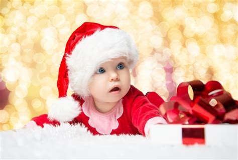 Kūdikio nuotrauka su patinusiomis dantimis