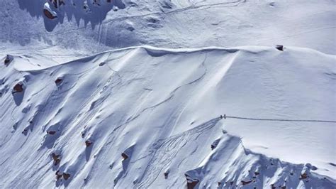 Sniego lavina, slenkanti kalno šlaitu