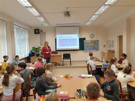 Mokytojas ir mokiniai dirbantys su planšetėmis
