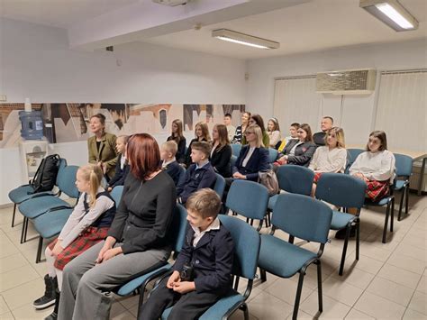 Mokiniai, dirbantys grupėje prie projekto