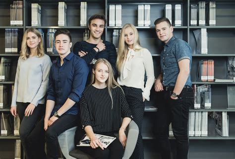 studentai su dėstytoju aptaria projektą