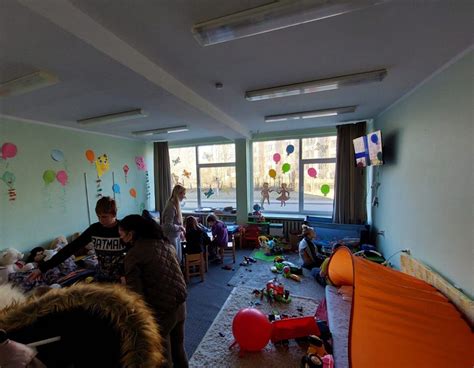 Darbuotojai bendrauja su vaikais žaidimų kambaryje