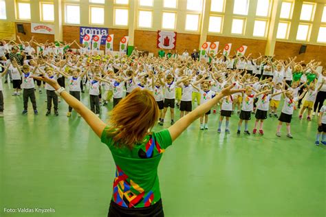 Vaikai dalyvauja Velykinėse estafetėse