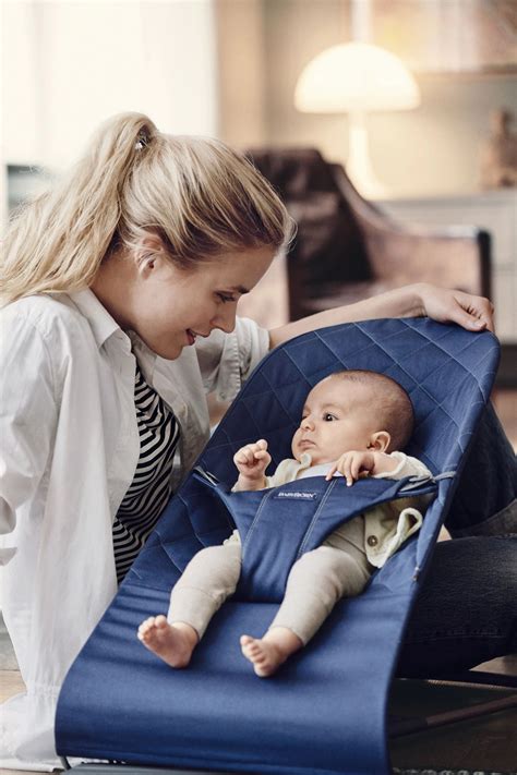 BabyBjörn gultukas su kūdikiu