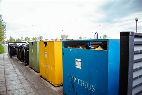 Vaikai, rūšiuojantys šiukšles