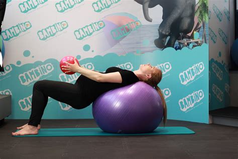 Nėščiosios atlieka pratimus mankštos salėje